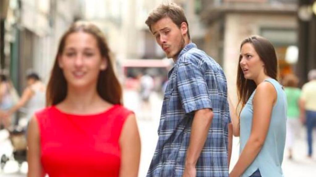 Meme d'un noi mirant el cul a una altra noia