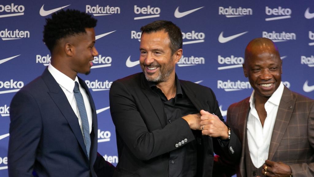 Ansu Fati, junto a Jorge Mendes y su padre
