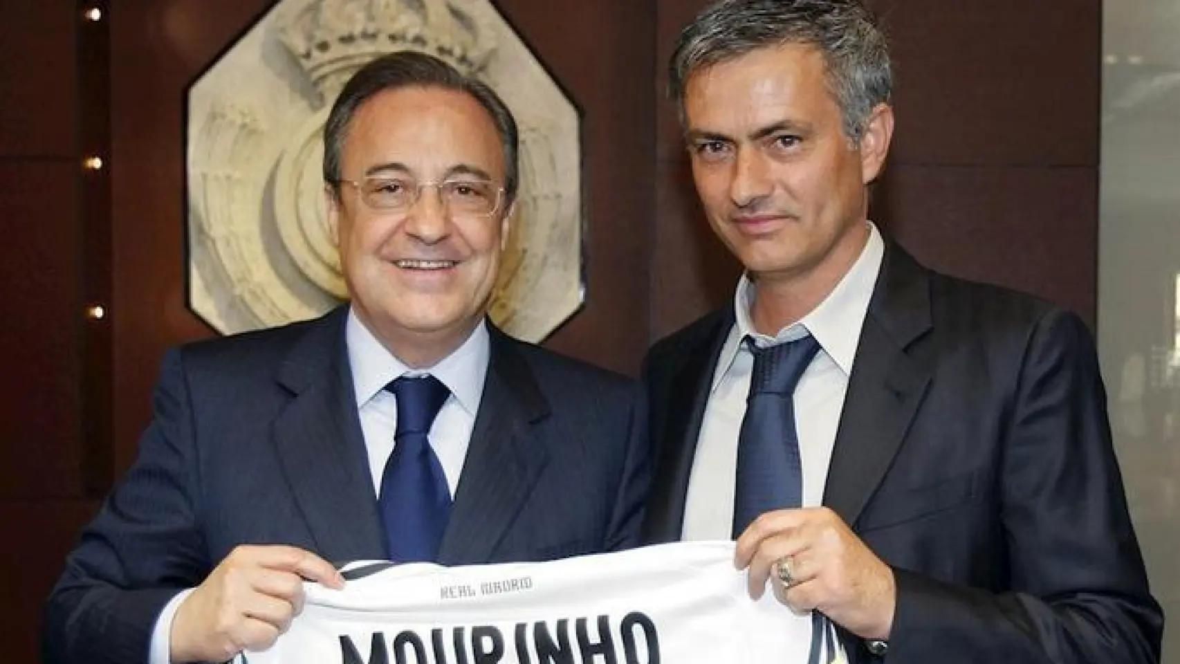 Florentino Pérez y José Mourinho en la presentación del portugués como entrenador del Real Madrid en mayo de 2010