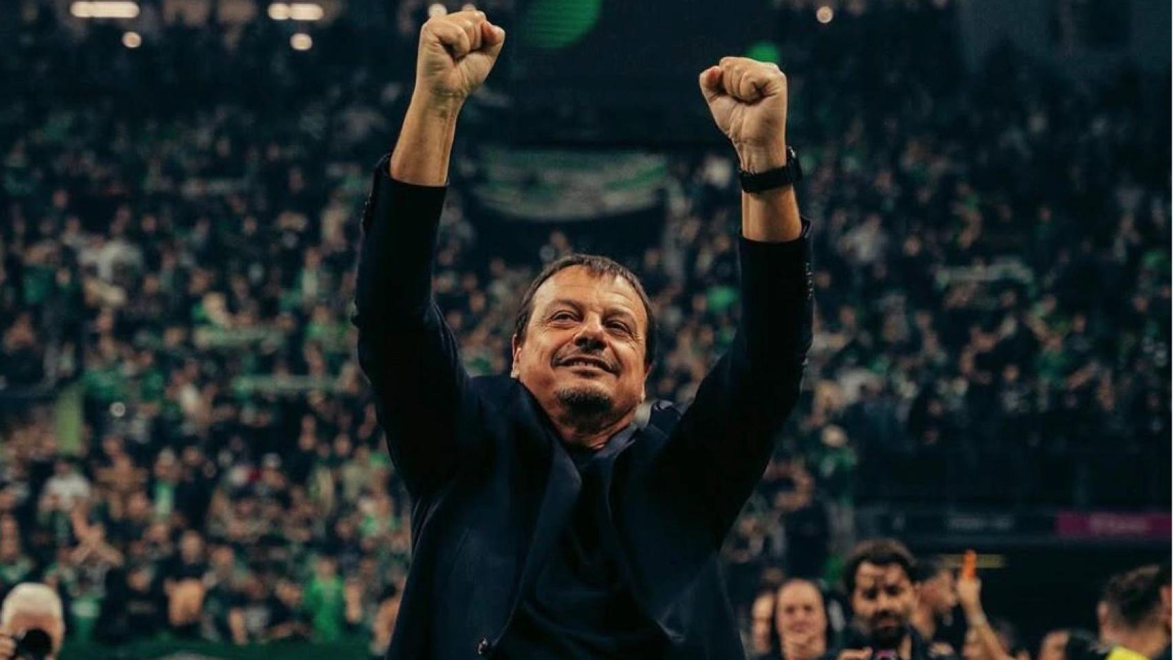 Ergin Ataman celebra una victoria del Panathinaikos en la Euroliga
