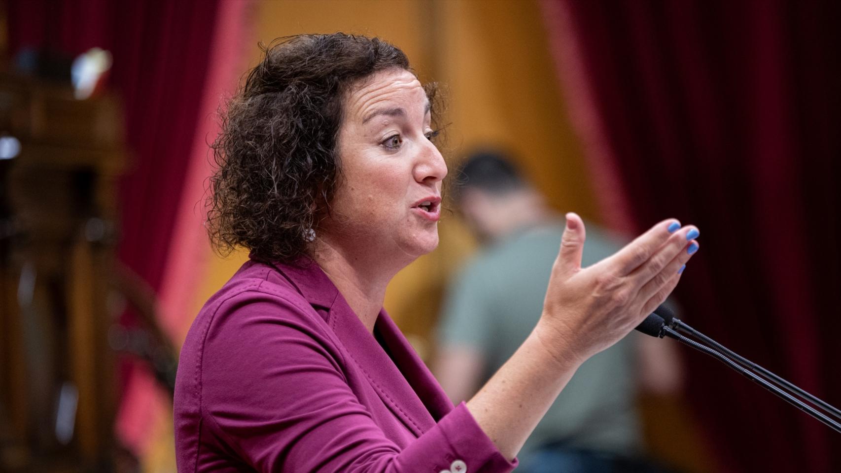 Alícia Romero, 'consellera' de Economía de la Generalitat, en el atril del Parlament