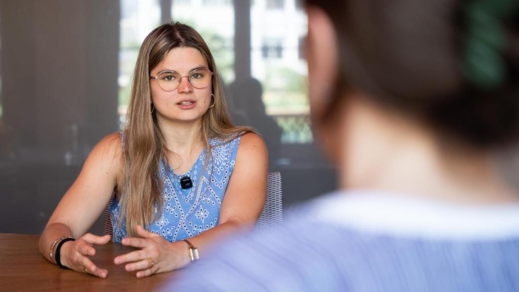 Yulia, una joven adoptada en Rusia, en su entrevista con Crónica Global