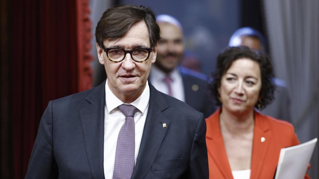 El presidente de la Generalitat, Salvador Illa, acompañado de la consellera de Economía y Hacienda, Alícia Romero, se dirigen hacia el hemiciclo para presentar el proyecto de presupuestos del Govern