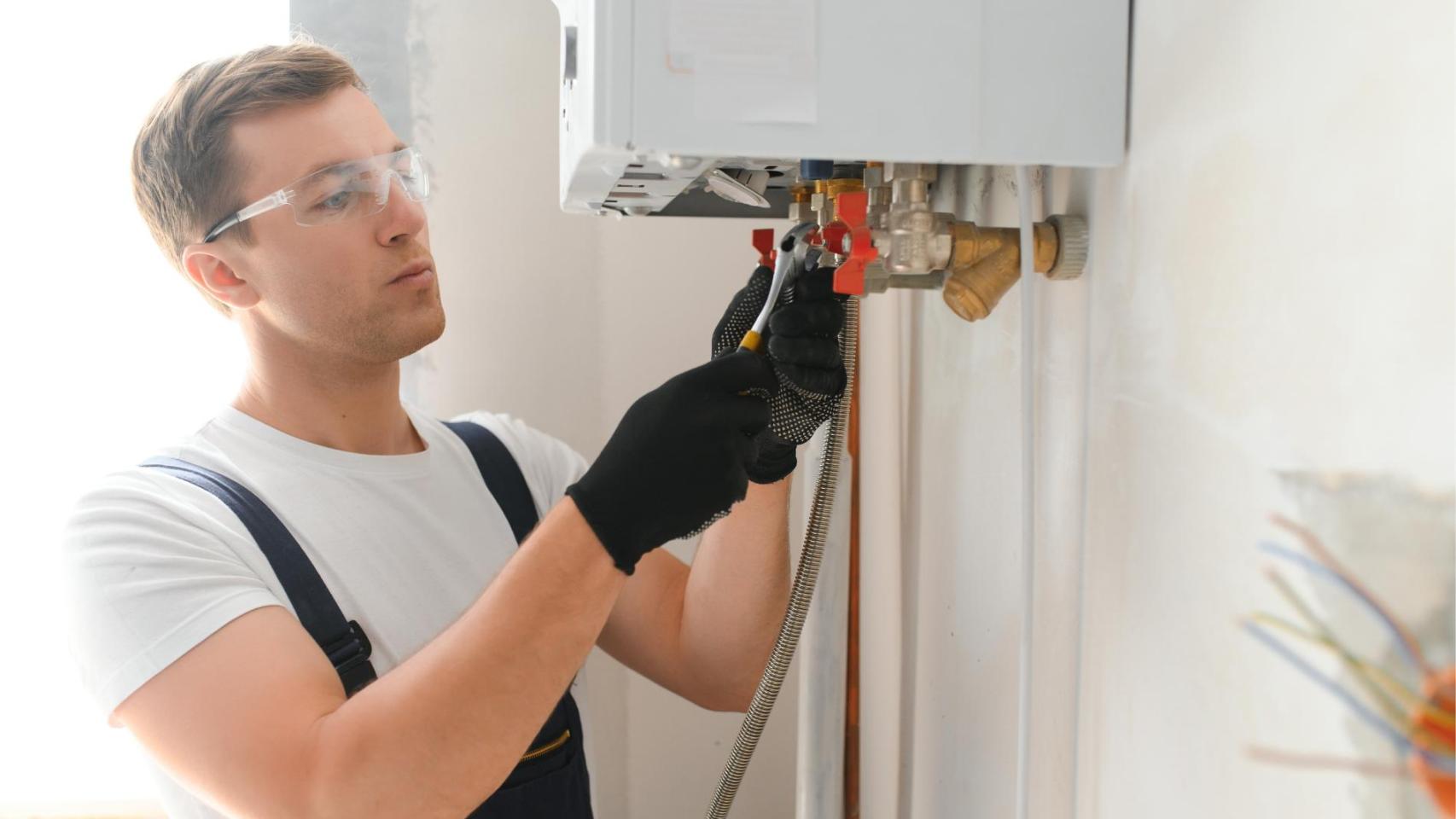 Instalador trabajando en un cambio del gas verde para las calderas en una vivienda