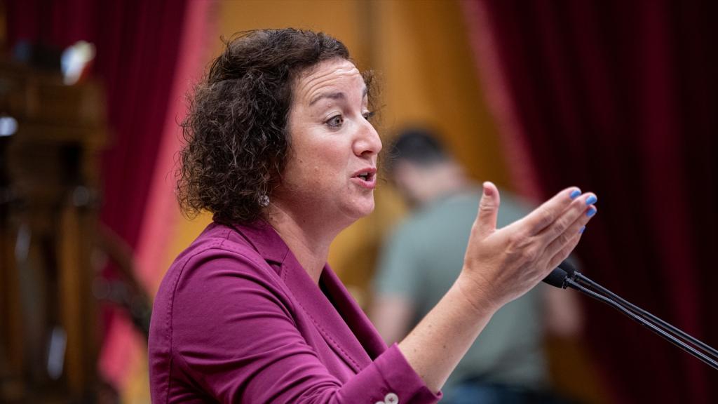 Alícia Romero, 'consellera' de Economía de la Generalitat, en el atril del Parlament