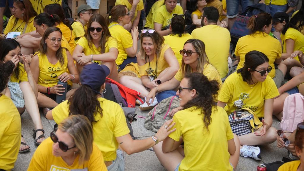 Docentes durante una concentración junto a la Abadía de Montserrat
