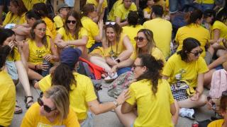 Docentes durante una concentración junto a la Abadía de Montserrat