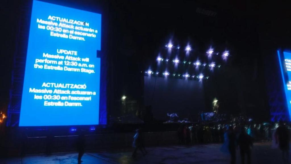 Una pantalla del Primavera Sound 2026, anunciant l'hora de celebració del concert de Massive Attack