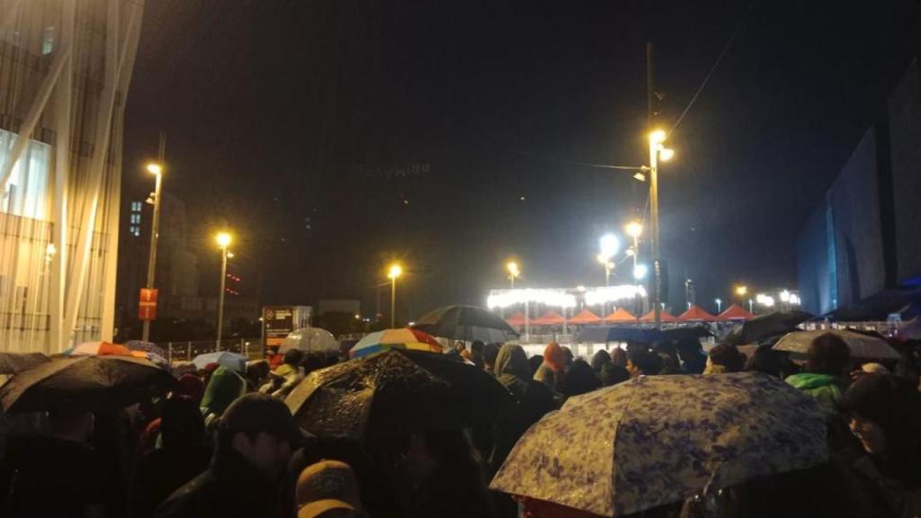 Públic del Primavera Sound 2026, protegint-se de la pluja amb els seus paraigües