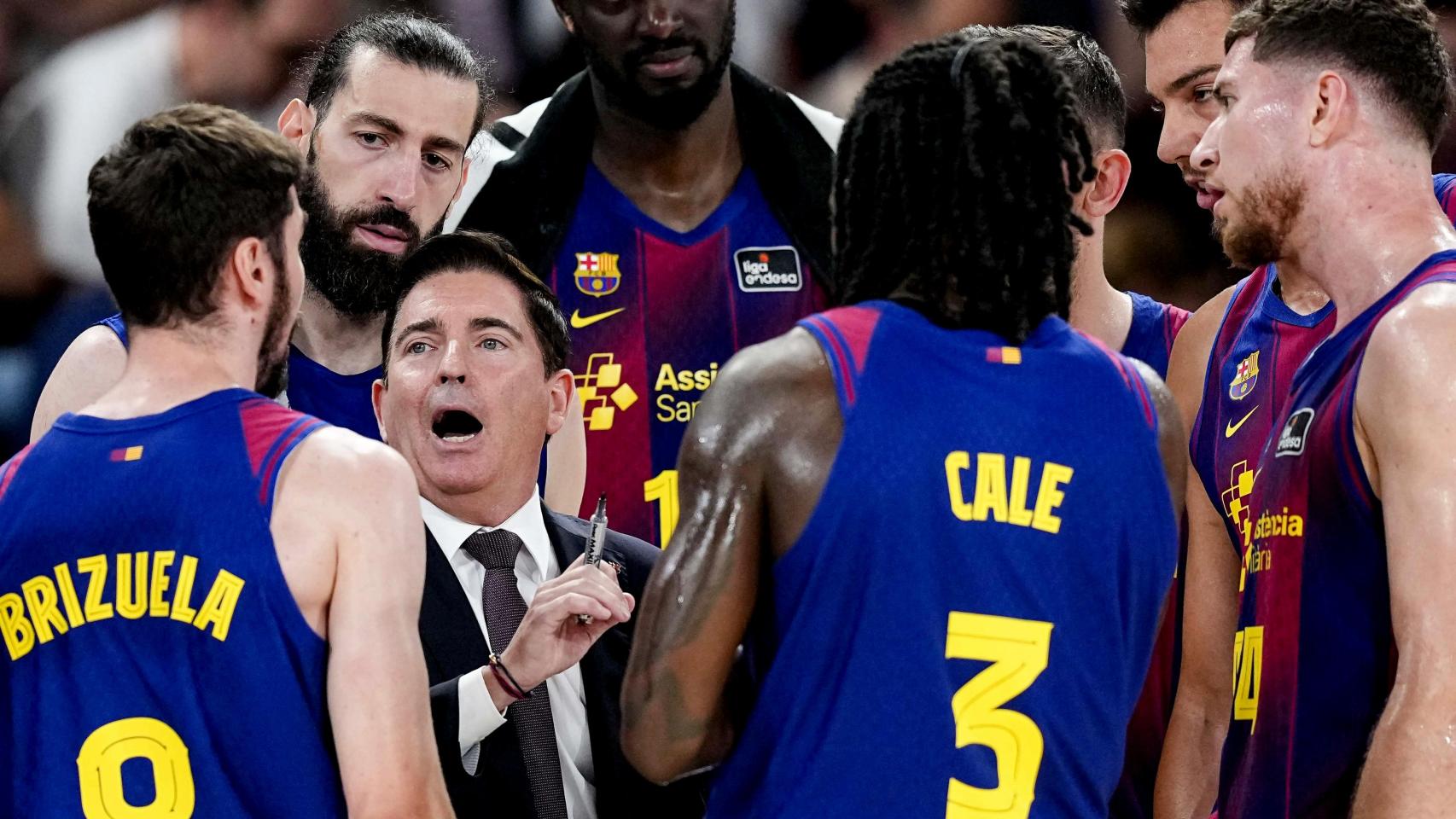 Xavi Pascual da indicaciones a los jugadores del Barça de basket durante un tiempo muerto
