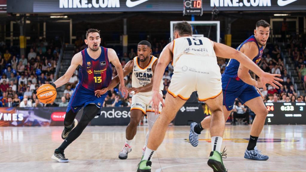 Tomas Satoransky bota el balón en el Barça de basket-UCAM Murcia de los 'play-offs' de la ACB