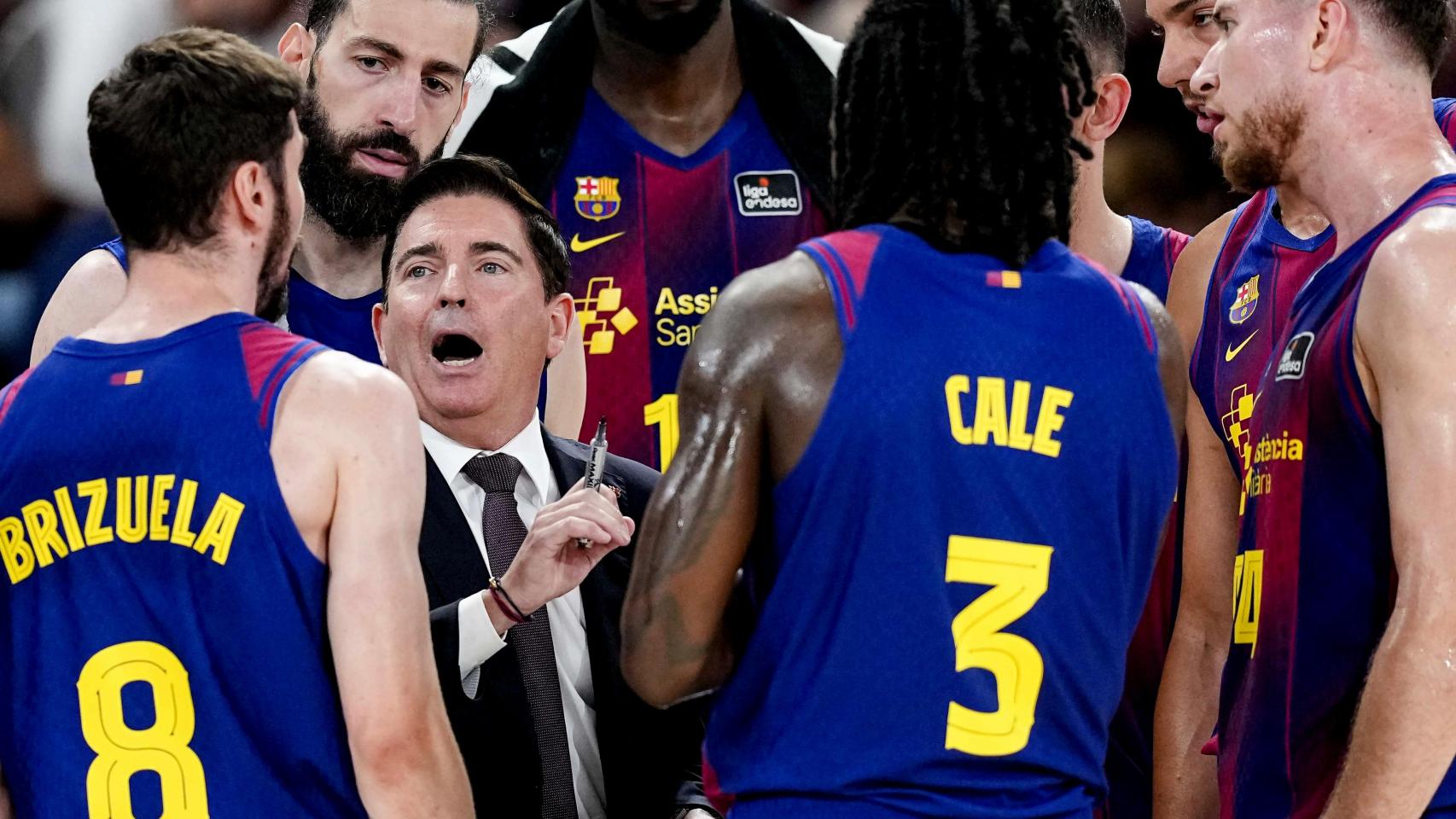 Xavi Pascual da indicaciones a los jugadores del Barça de basket durante un tiempo muerto