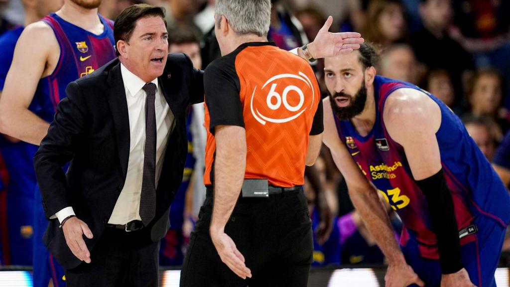 Xavi Pascual es queixa a l'àrbitre en el Barça de bàsquet-UCAM Múrcia dels 'play-offs' de l'ACB