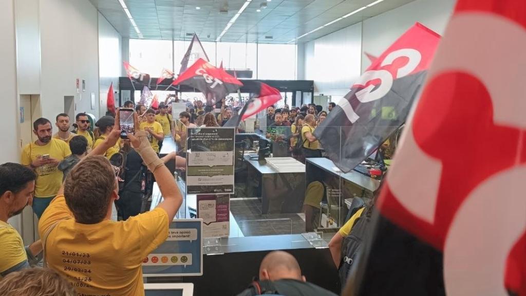 El grupo de docentes dentro del edificio de los servicios territoriales de Educació del Barcelonès situado en el paseo de la Zona Franca de Barcelona