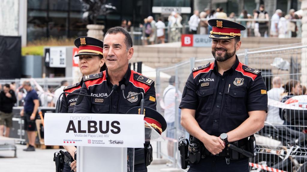 El coordinador general del dispositivo, el intendente Joan Salamaña, en un acto de este viernes frente a la Sagrada Família para describir el plan policial ante la llegada del papa Leon XIV