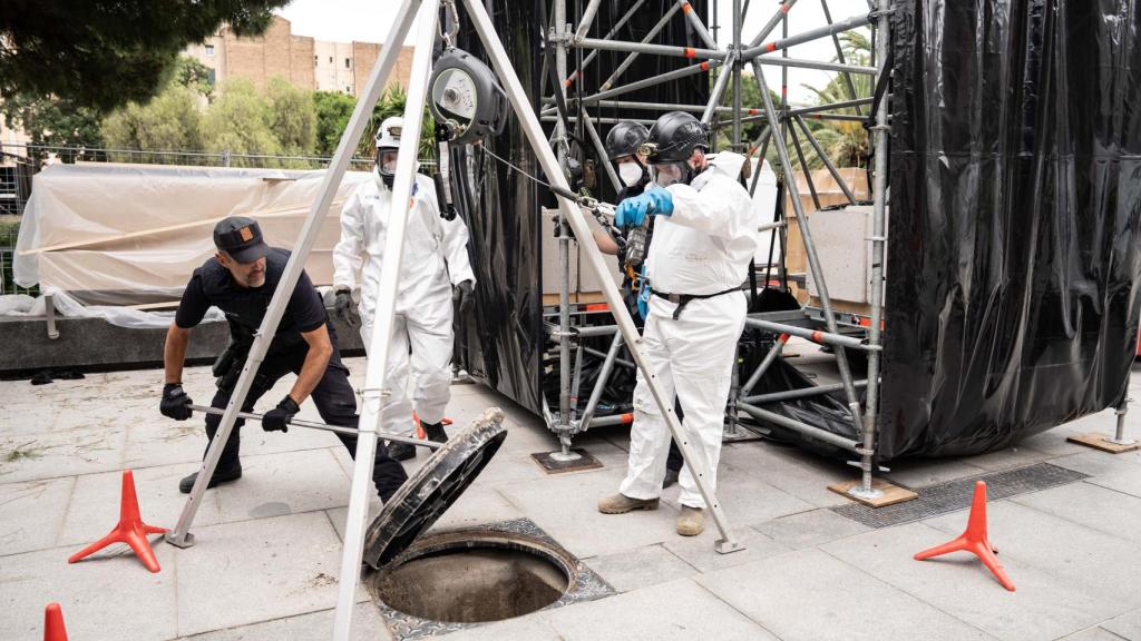Varios agentes de los Mossos d'Esquadra simulando una operación cerca de la Sagrada Família en preparación de la llegada del papa Leon XIV