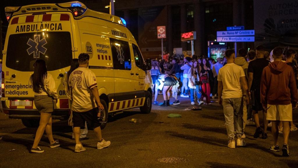 Una ambulancia del SEM durante una de las noches de botellón durante La Mercè de 2021