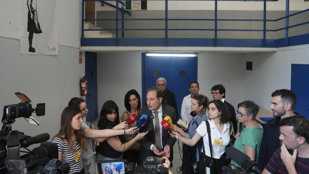 Ramon Espadaler, en una atención a los medios de comunicación en el interior de Brians 1