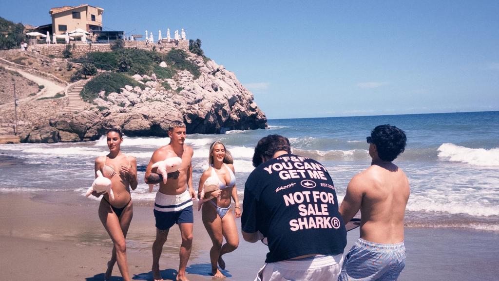 Eivissa és pa' guiris, la campanya estiuenca de Shark Events