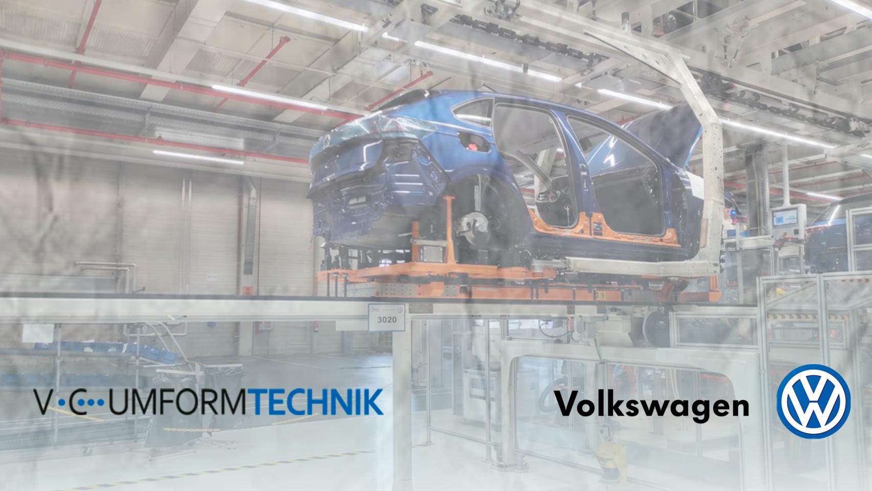 Fotografía de los logos de VC Umformtechnik y Grupo VW con una cadena de montaje de fondo