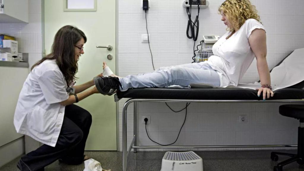 Imagen de una médico con una paciente en un ambulatorio