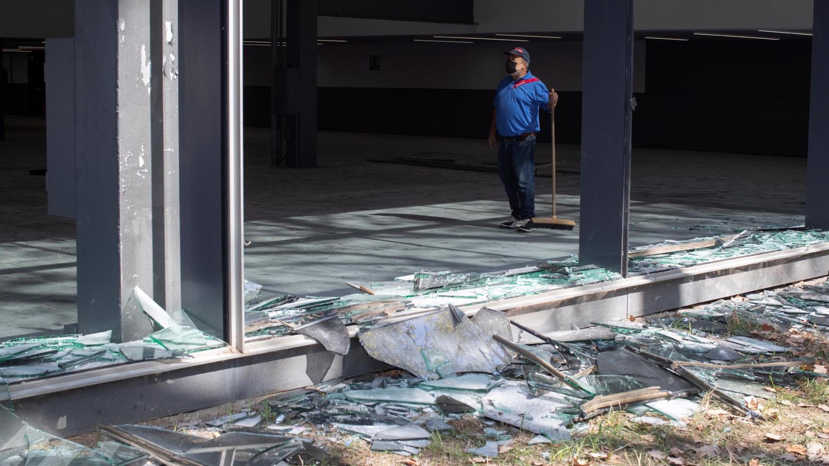 Cristalera rota del recinto ferial de Maria Cristina tras los disturbios de La Mercè 2021