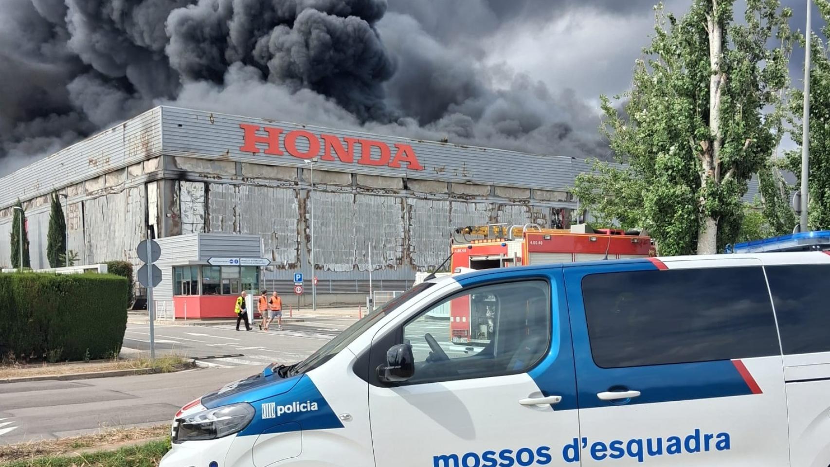 Incendio en una nave de Honda en en polígono industrial Torre del Rector