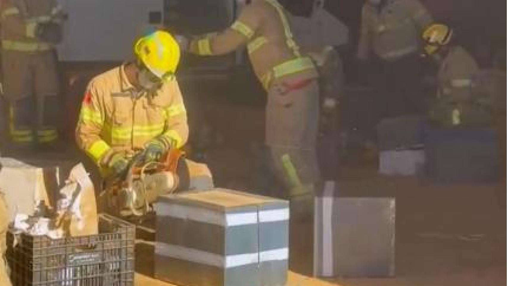 Los Bombers de la Generalitat ayudan a los Mossos d'Esquadra a abrir las cajas de hierro donde se ocultaba el hachís