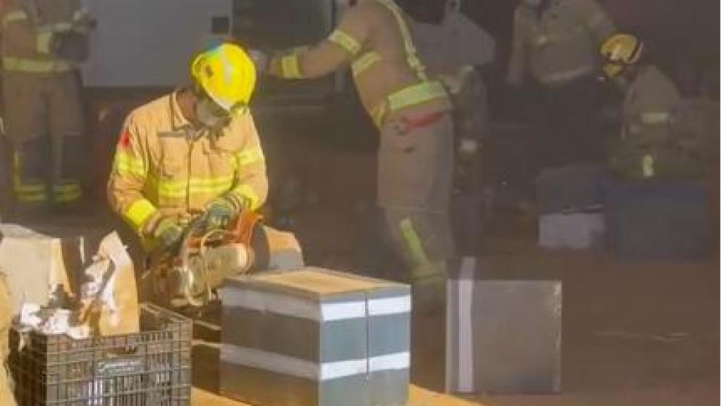 Los Bombers de la Generalitat ayudan a los Mossos d'Esquadra a abrir las cajas de hierro donde se ocultaba el hachís