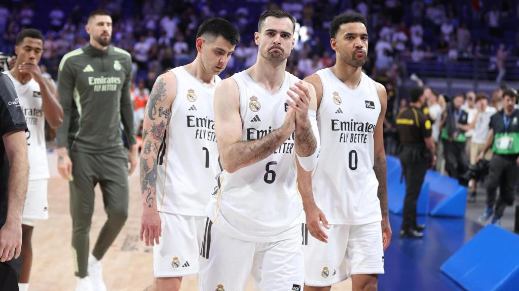 Los jugadores del Real Madrid de basket se marchan del Movistar Arena, cabizbajos, tras perder contra la Laguna Tenerife