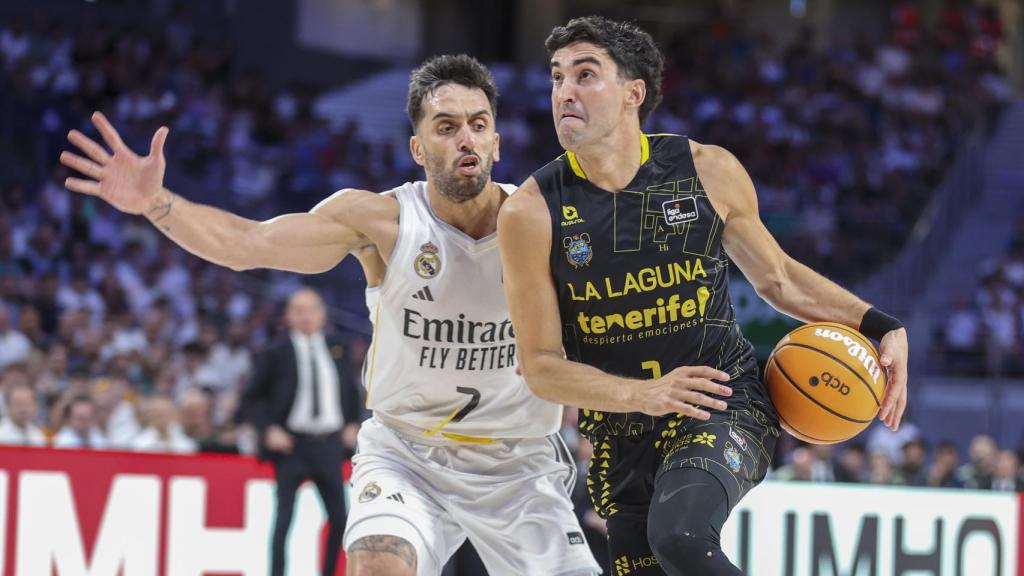 Facundo Campazzo defiende una acción en el Real Madrid de basket-Laguna Tenerife de la ACB