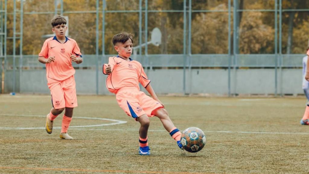Hugo Galdeano, futbolista del sub-12 del Barça
