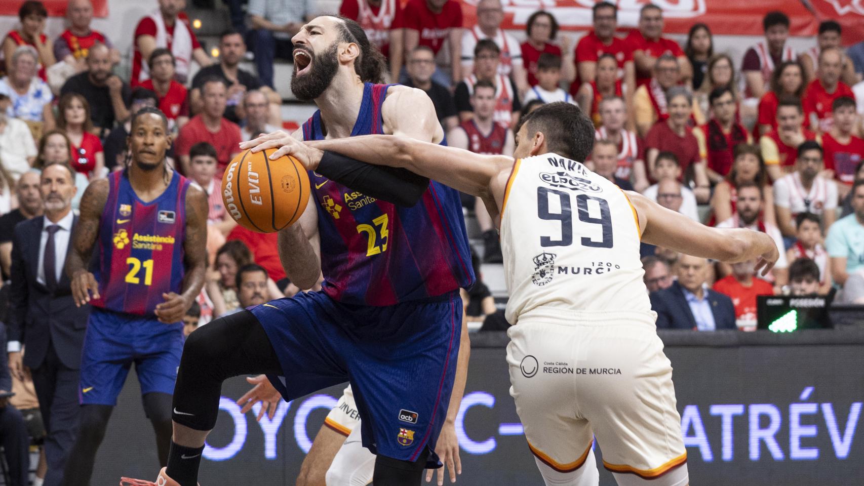 Tornike Shengelia prueba de lanzar una bandeja en el UCAM Murcia-Barça de basket de la ACB