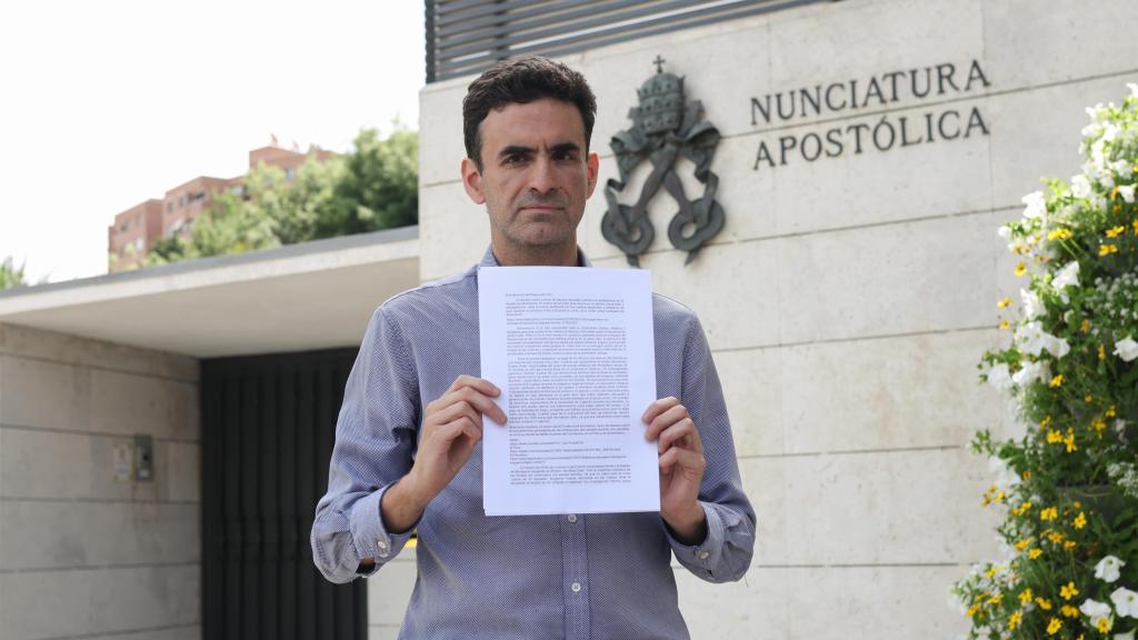 Miguel Hurtado, ante la Nunciatura Apostólica de Madrid, este domingo