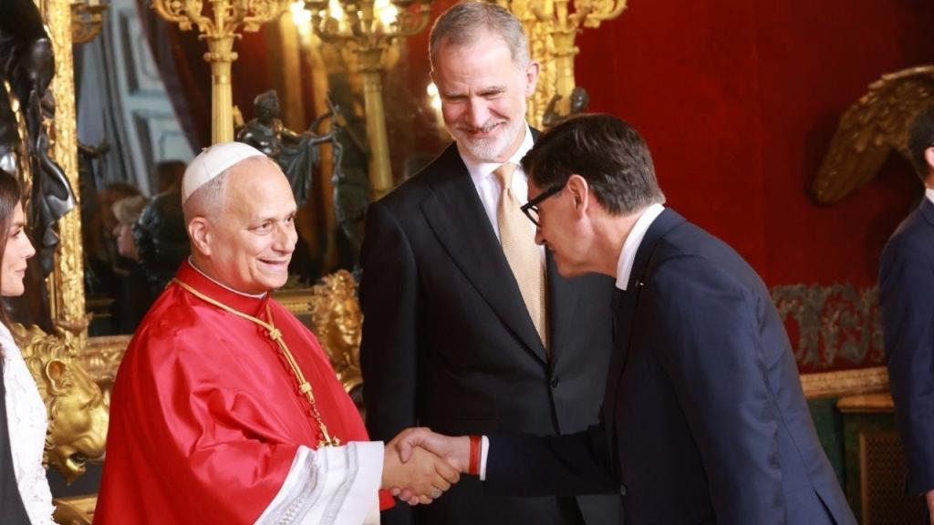 Salvador Illa saluda al Papa y al Rey, en la primera jornada del viaje apostólico a España