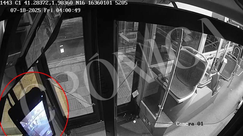 Captura d'un vídeo extret de les càmeres de seguretat de l'autobús