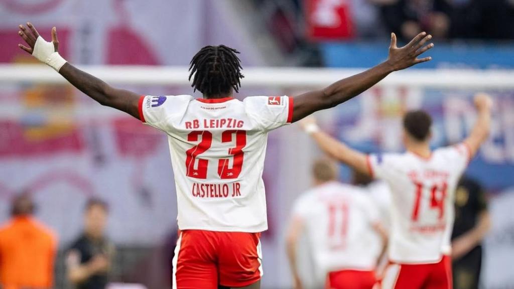 Castello Lukeba celebra un gol del Leipzig