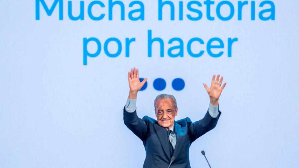 Florentino Pérez levanta las manos durante un acto de campaña electoral de las elecciones presidenciales del Real Madrid