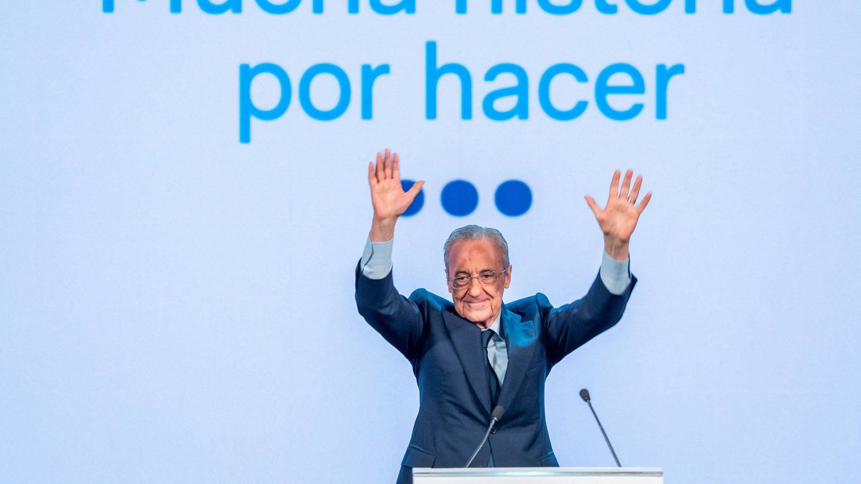 Florentino Pérez levanta las manos durante un acto de campaña electoral de las elecciones presidenciales del Real Madrid