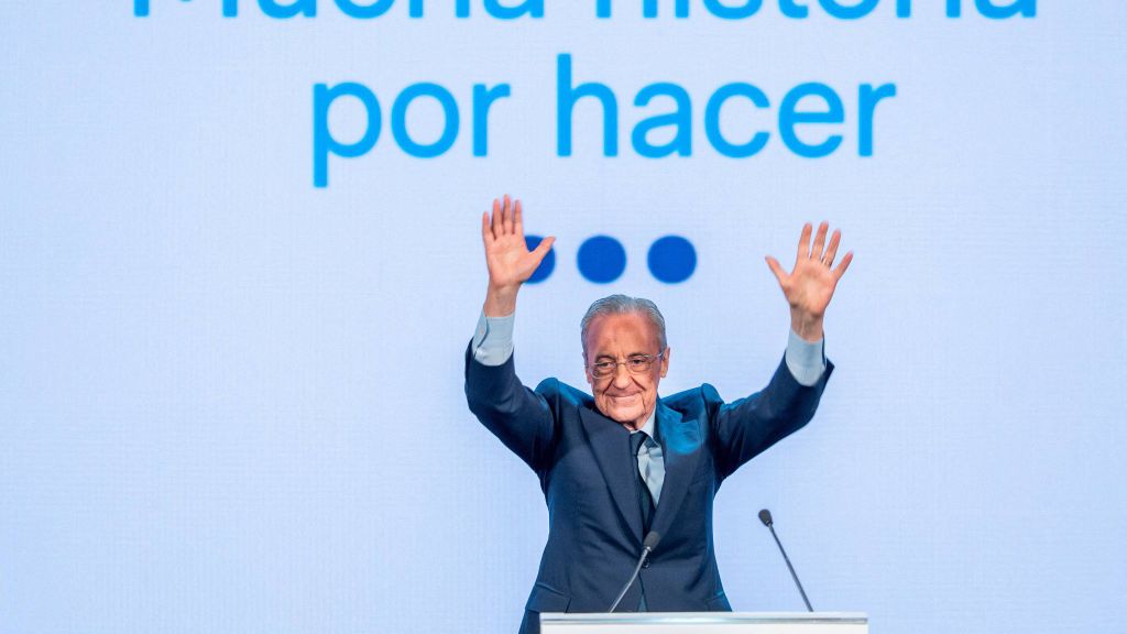 Florentino Pérez levanta las manos durante un acto de campaña electoral de las elecciones presidenciales del Real Madrid