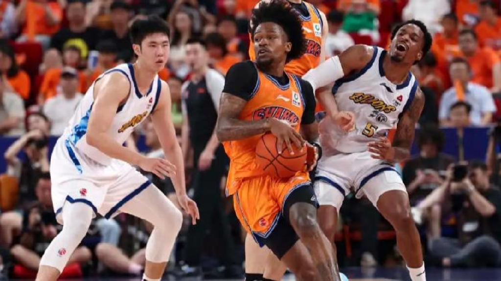 Brandon Goodwin, base que suena para el Barça de basket, en un partido con los Sharks