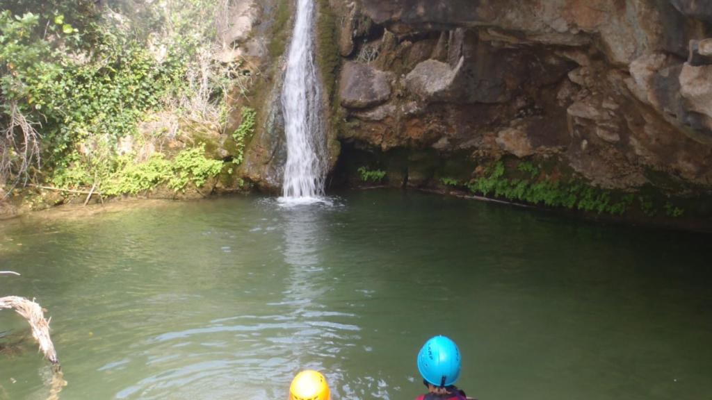 Dos personas en el barranco de Canaletes