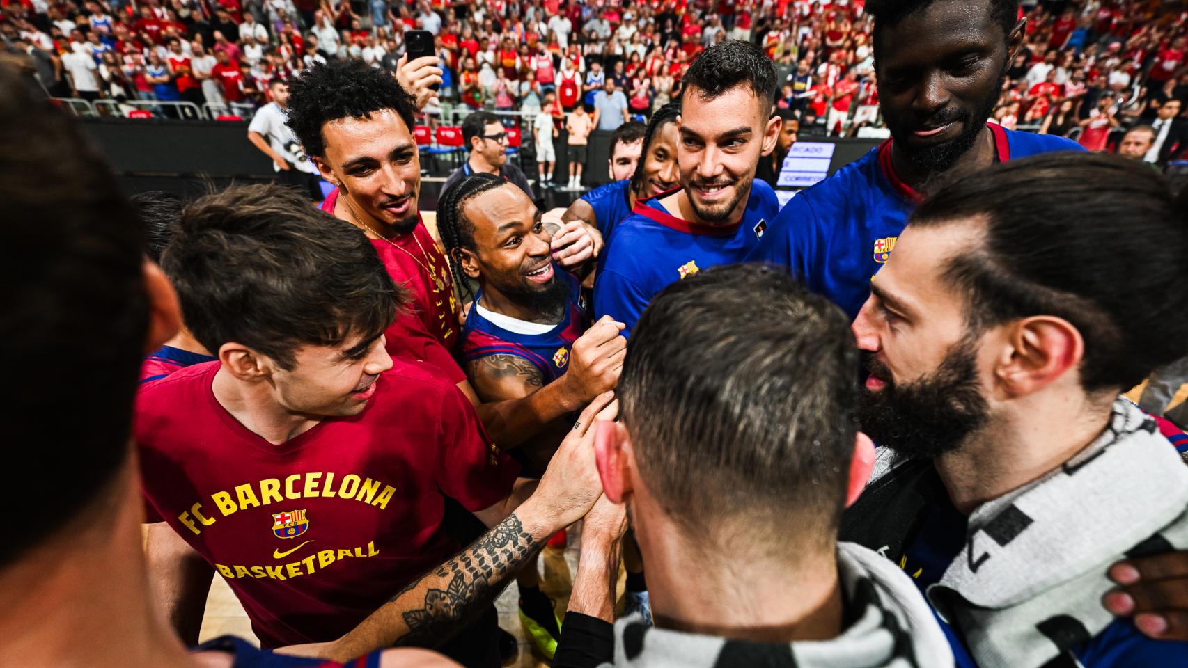 Los jugadores del Barça de basket celebran el triunfo contra el UCAM Murcia