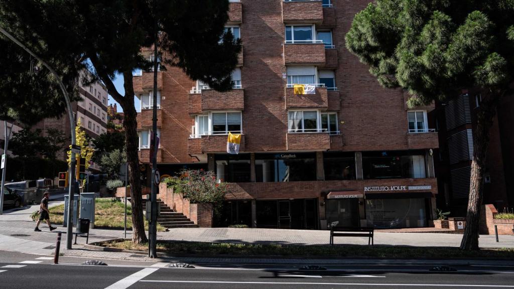 Un edificio de la zona alta de Barcelona con varias banderas del Vaticano en los balcones