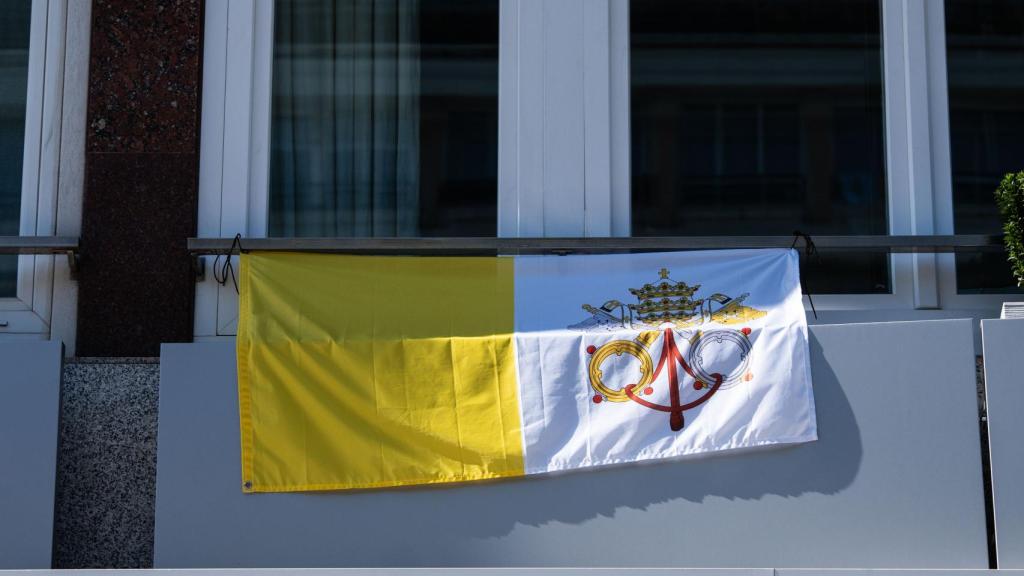 Una bandera del Vaticano colgada en el balcón de un domicilio de la zona alta de Barcelona