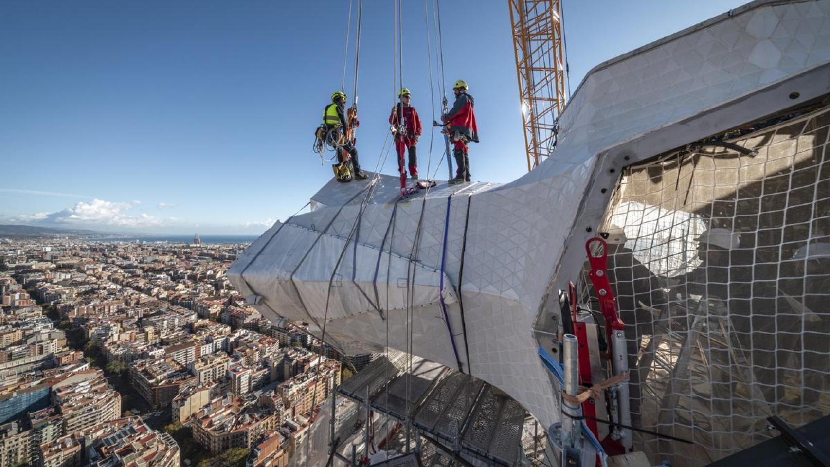 Trabajadores en la Torre de Jesús de la Sagrada Familia