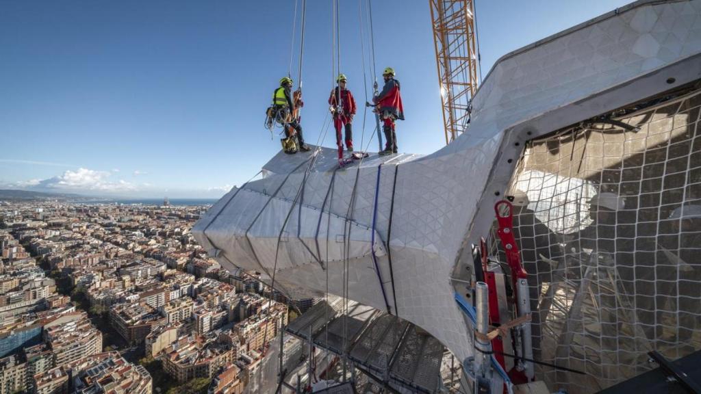 Trabajadores en la Torre de Jesús de la Sagrada Familia
