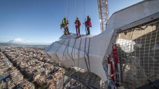 Trabajadores en la Torre de Jesús de la Sagrada Familia