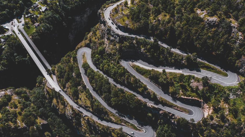 Una carretera con curvas.jpg