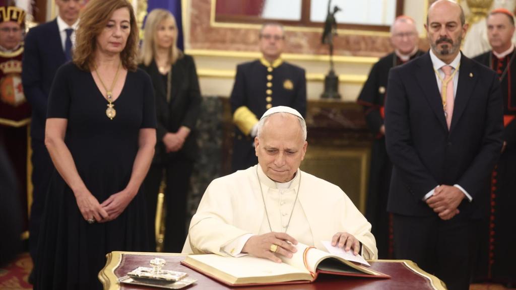 El Papa Lleó XIV signa el llibre d'honor del Congrés, durant la seva visita al Congrés dels Diputats, a 8 de juny de 2026, a Madrid (Espanya)